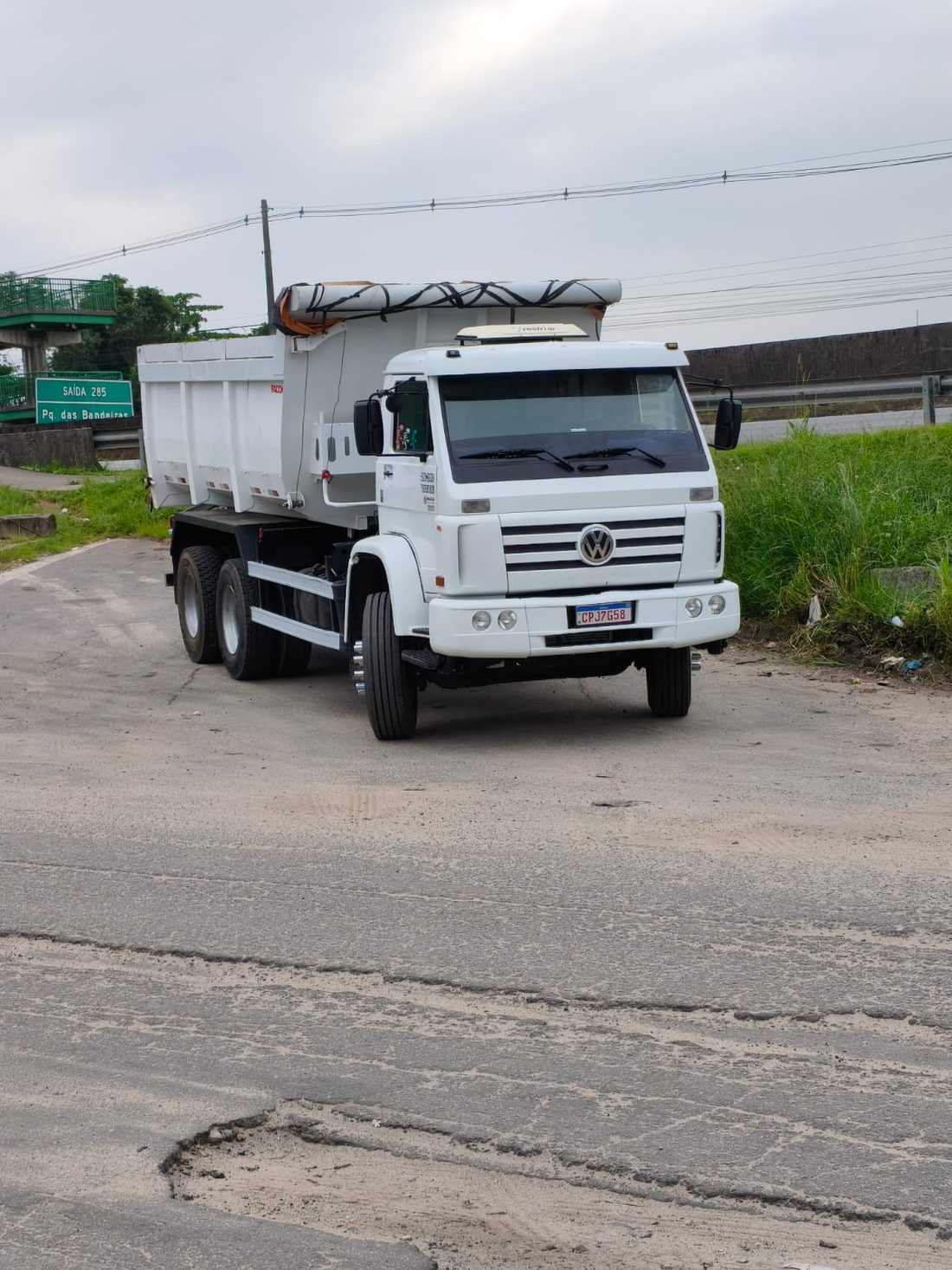 Caminhão da Coopertruck a caminho da obra