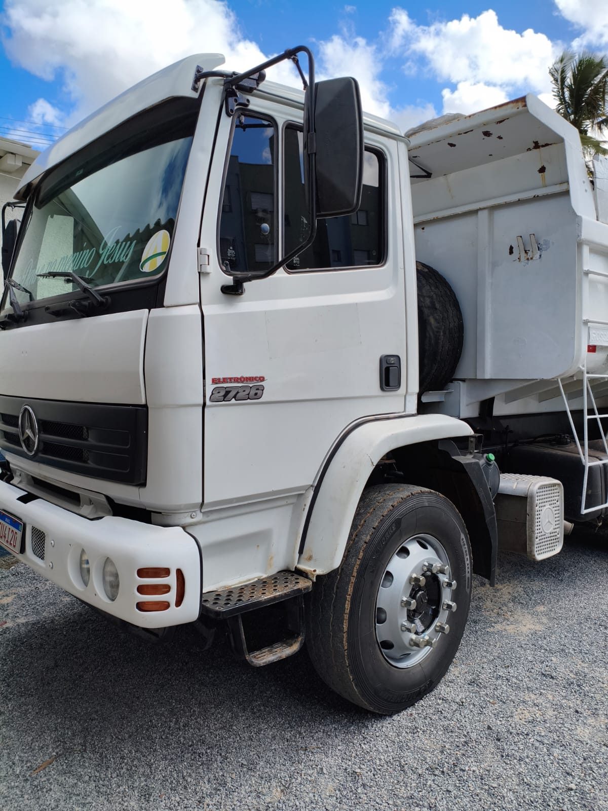 Caminhão basculante da Coopertruck Litoral